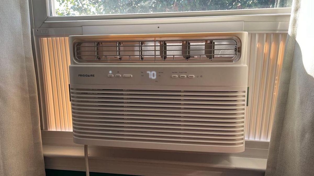 Smart window air conditioner